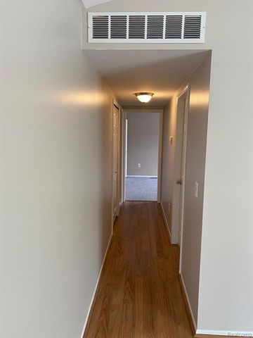 7648 Woodview Drive, Waterford, MI 48327