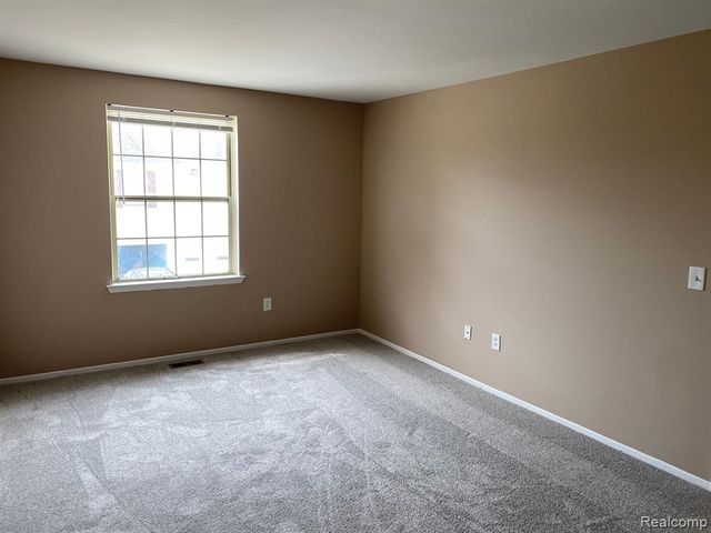 7648 Woodview Drive, Waterford, MI 48327