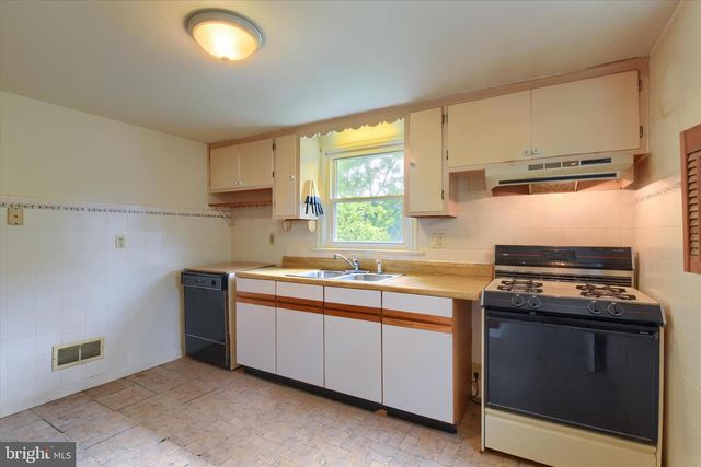 521 WEST DR, Harrisburg, PA 17111