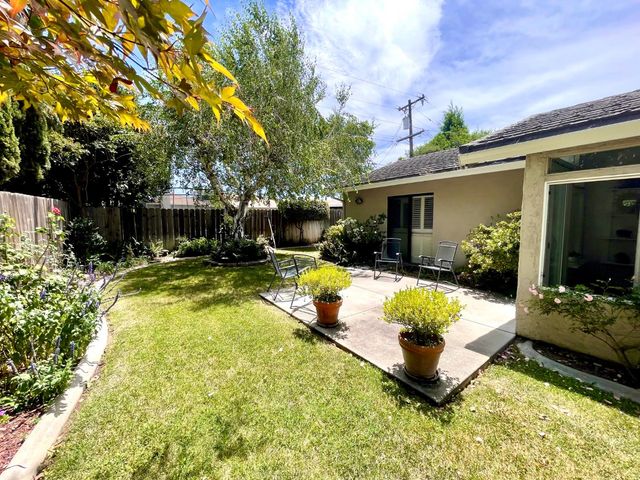 2052 Del Rio Dr, Stockton, CA 95204