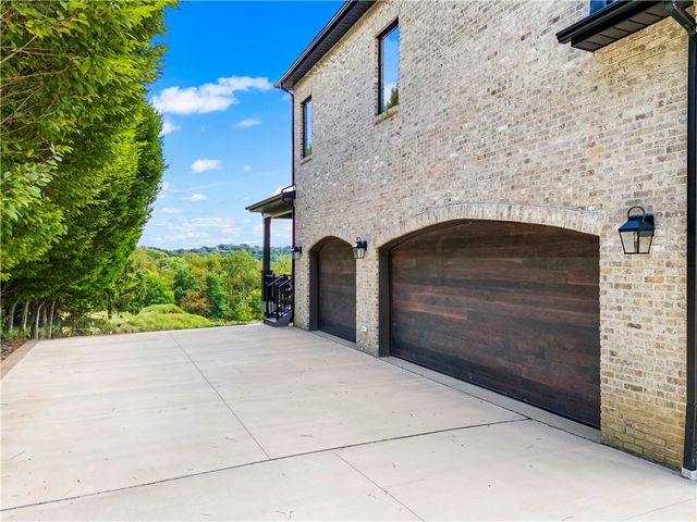 1651 Hollow Tree Dr, Upper St Clair, PA 15241