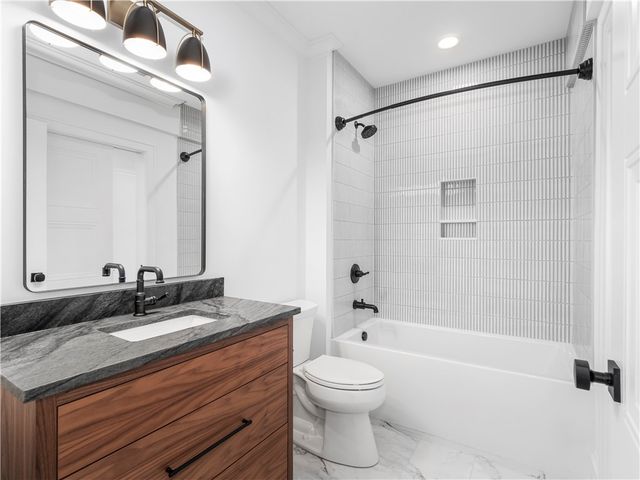 1651 Hollow Tree Dr, Upper St Clair, PA 15241