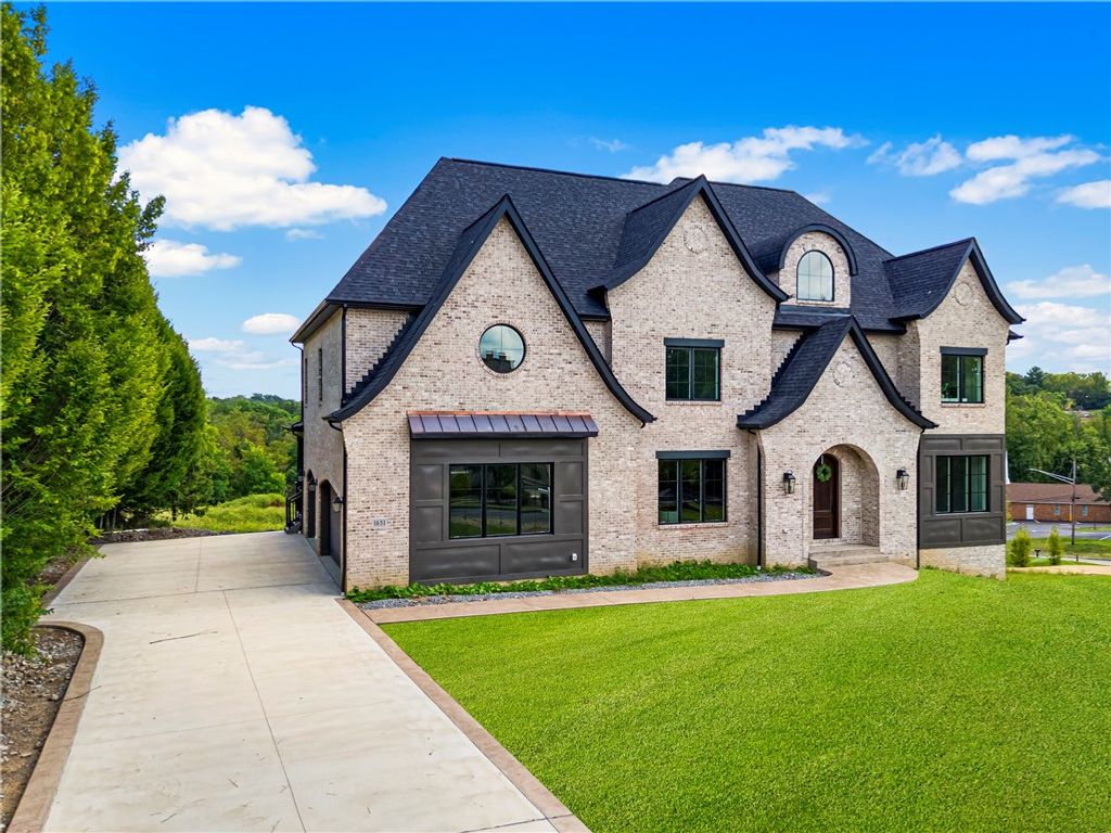 1651 Hollow Tree Dr, Upper St Clair, PA 15241