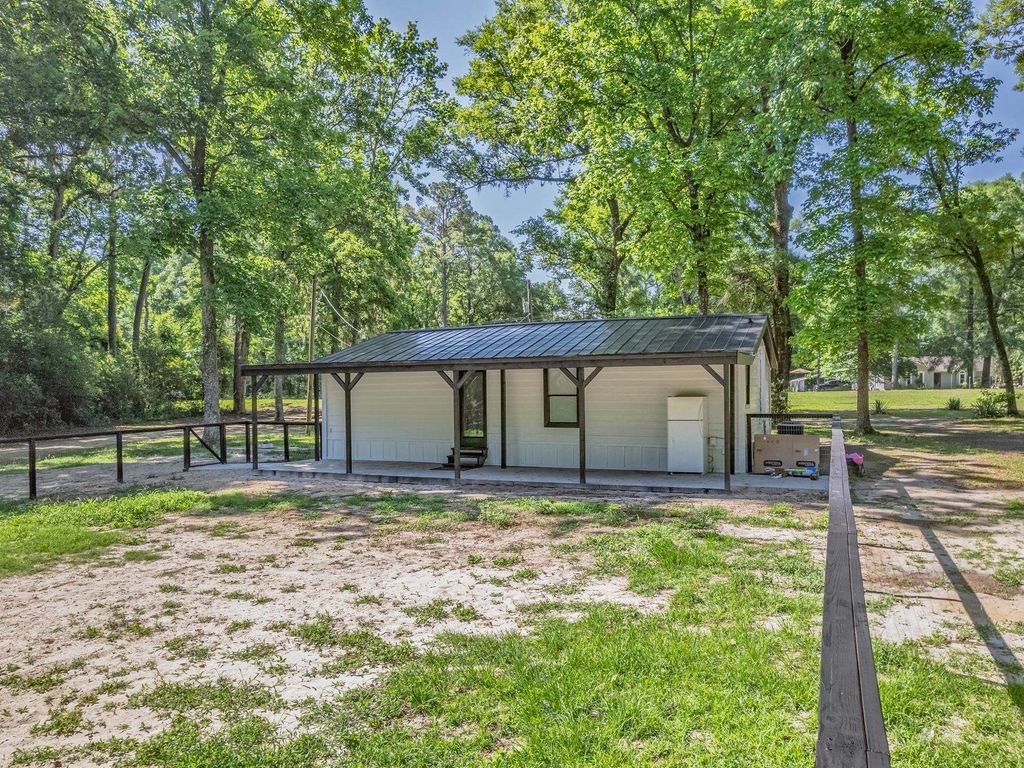 Image 14 of property listing at 1266 Dr MLK Jr Memorial Road, Crawfordville, FL 32327