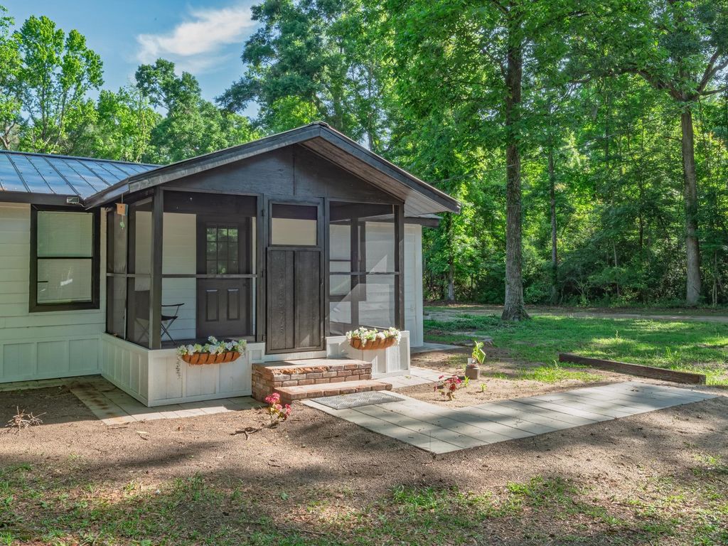 Image 4 of property listing at 1266 Dr MLK Jr Memorial Road, Crawfordville, FL 32327