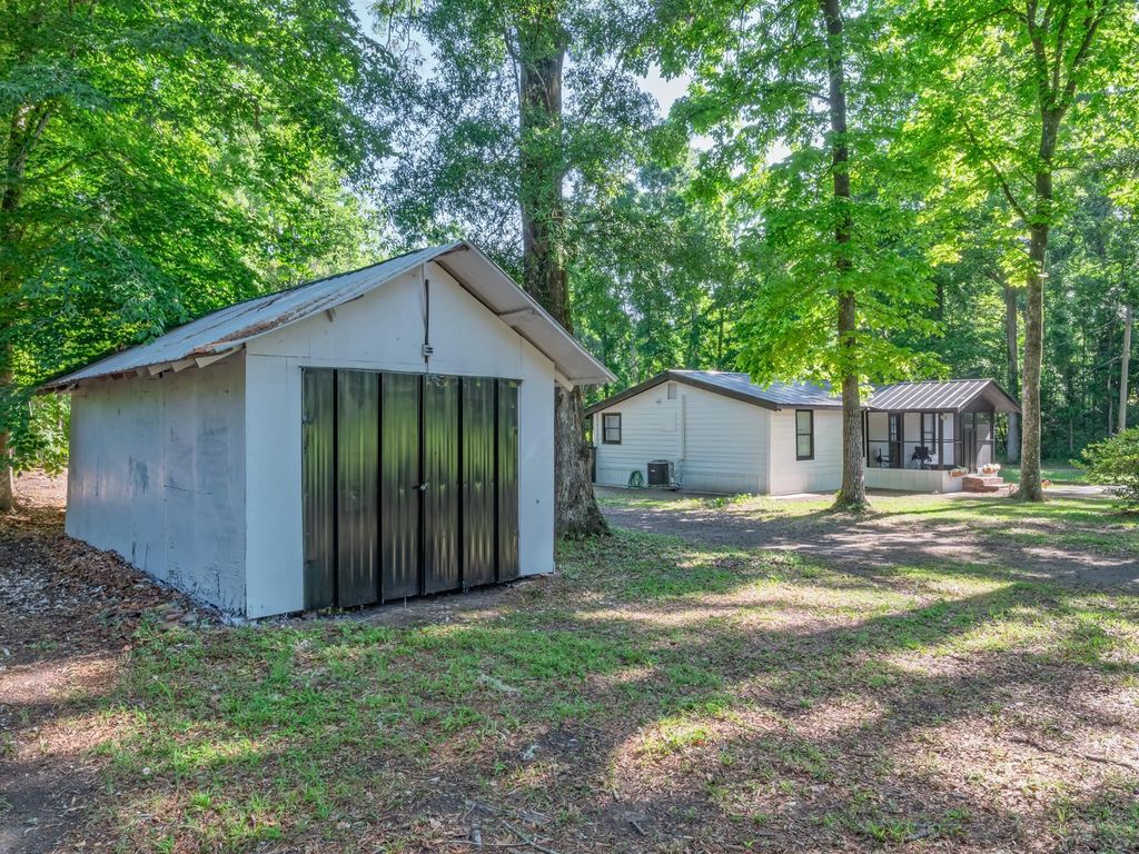 Image 5 of property listing at 1266 Dr MLK Jr Memorial Road, Crawfordville, FL 32327