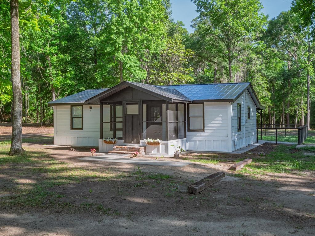 Image 7 of property listing at 1266 Dr MLK Jr Memorial Road, Crawfordville, FL 32327