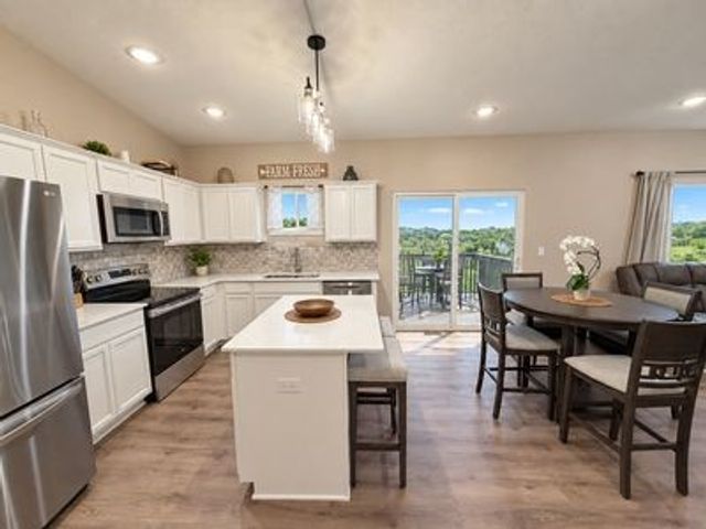 16525 Bentwood Drive, Urbandale, IA 50263