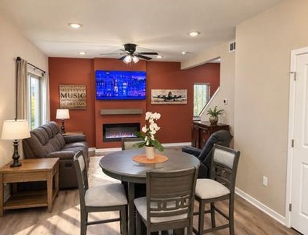 16525 Bentwood Drive, Urbandale, IA 50263