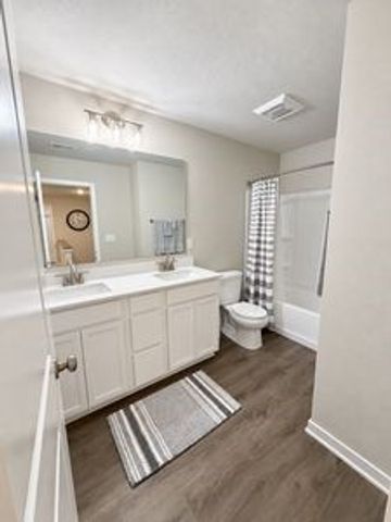 16525 Bentwood Drive, Urbandale, IA 50263