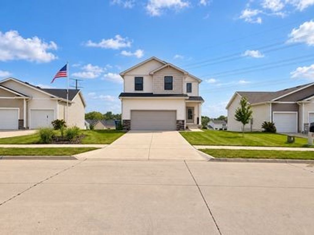 16525 Bentwood Drive, Urbandale, IA 50263