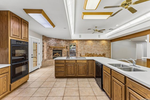 115 Springwood Ln, San Antonio, TX 78216