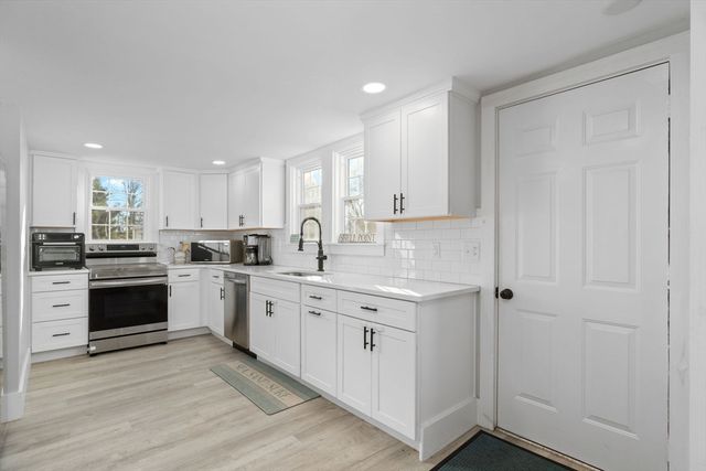 32 Woodside Ave, Wareham, MA 02532