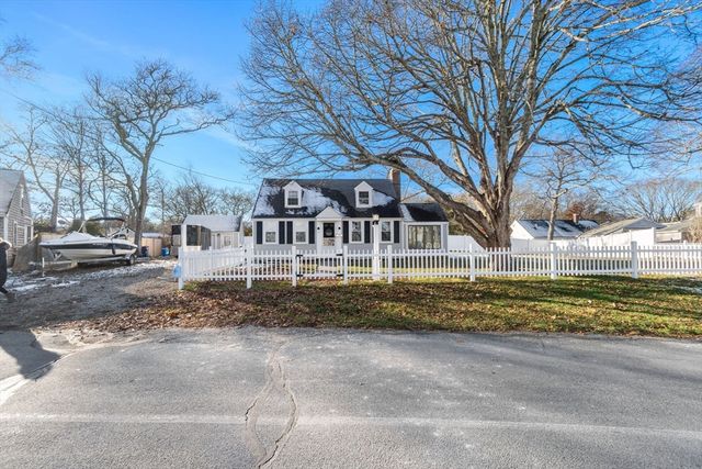 32 Woodside Ave, Wareham, MA 02532