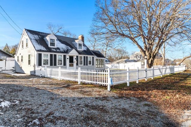 32 Woodside Ave, Wareham, MA 02532