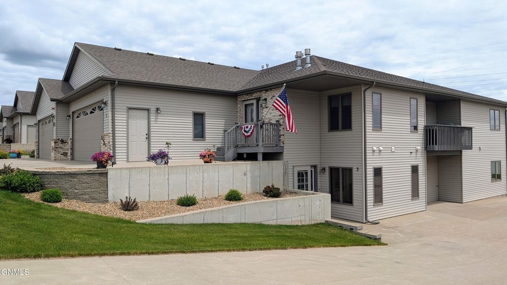 1301 N 33rd Street, Bismarck, ND 58501 photo 2