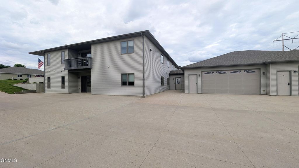 1301 N 33rd Street, Bismarck, ND 58501 photo 3