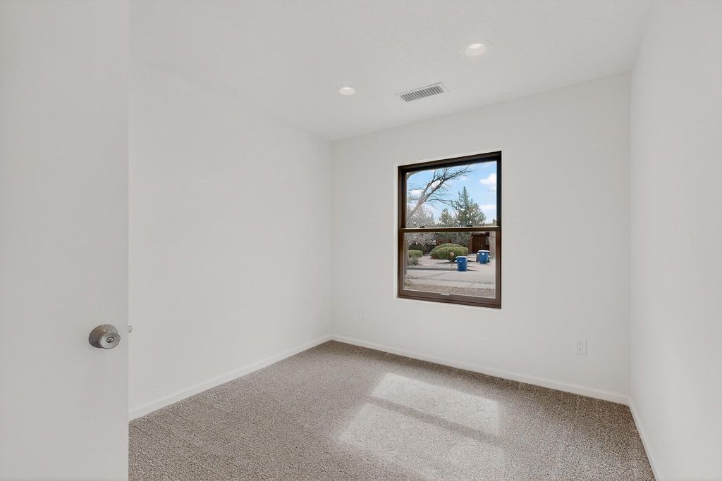 Image 25 of property listing at 5809 Open Sky Drive NW, Albuquerque, NM 87120