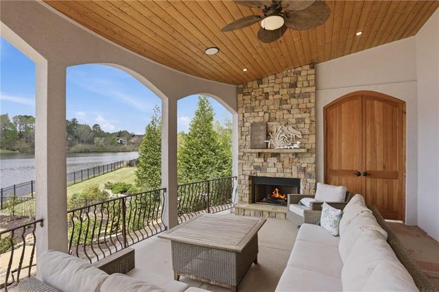 641 E Shore Drive, Canton, GA 30114