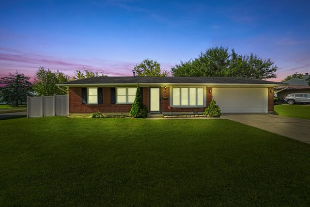 821 Surrey Drive, Streamwood, IL 60107