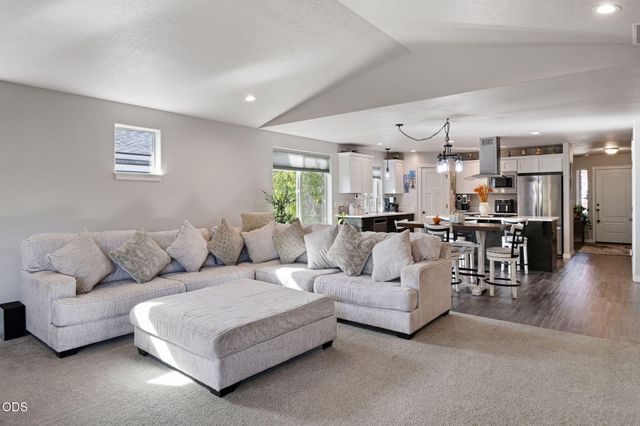664 NW 27th Street, Redmond, OR 97756