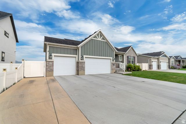 8061 S OAKRIDGE DR, West Jordan, UT 84081