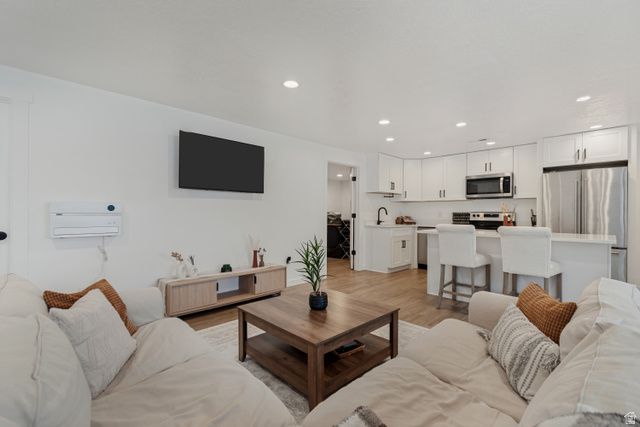 8061 S OAKRIDGE DR, West Jordan, UT 84081