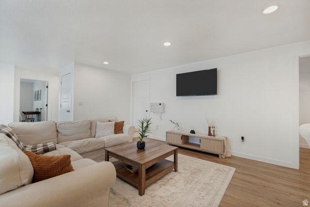 8061 S OAKRIDGE DR, West Jordan, UT 84081