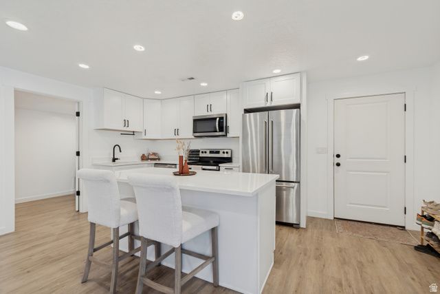 8061 S OAKRIDGE DR, West Jordan, UT 84081
