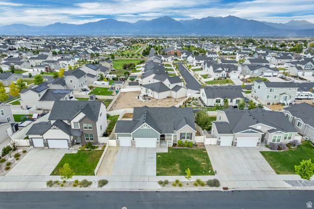 8061 S OAKRIDGE DR, West Jordan, UT 84081