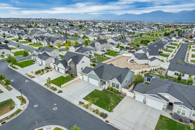 8061 S OAKRIDGE DR, West Jordan, UT 84081