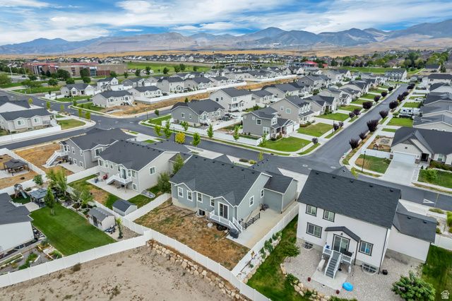 8061 S OAKRIDGE DR, West Jordan, UT 84081