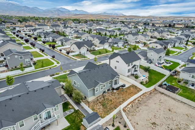 8061 S OAKRIDGE DR, West Jordan, UT 84081