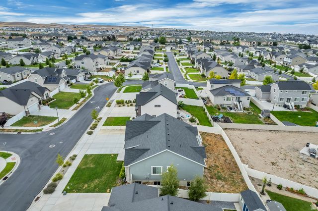 8061 S OAKRIDGE DR, West Jordan, UT 84081