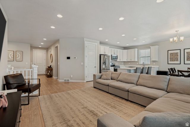 8061 S OAKRIDGE DR, West Jordan, UT 84081