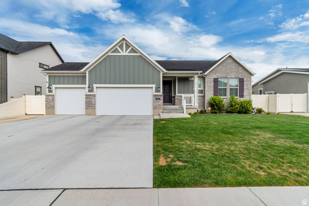 8061 S OAKRIDGE DR, West Jordan, UT 84081