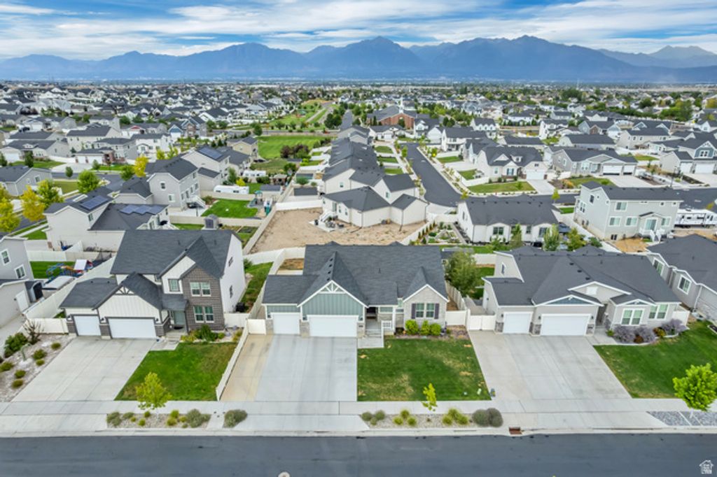 8061 S OAKRIDGE PARK DR, West Jordan, UT 84081 — photo 4
