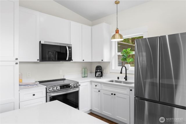 940 Hoppy Trail Way, Camano Island, WA 98282