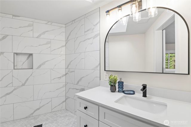 940 Hoppy Trail Way, Camano Island, WA 98282