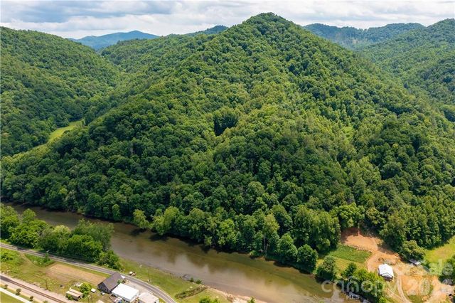 000 High Cliff Drive, Green Mountain, NC 28740