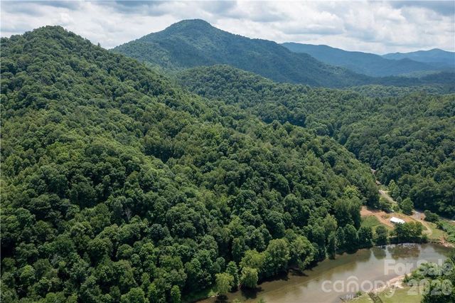 000 High Cliff Drive, Green Mountain, NC 28740