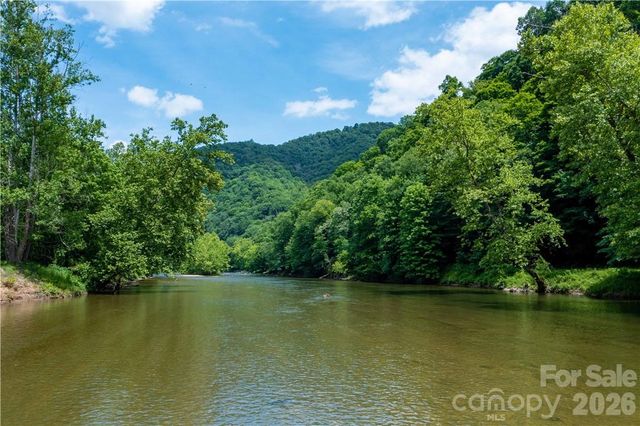 000 High Cliff Drive, Green Mountain, NC 28740