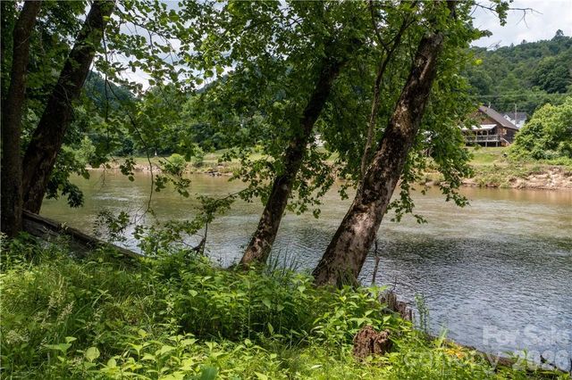 000 High Cliff Drive, Green Mountain, NC 28740