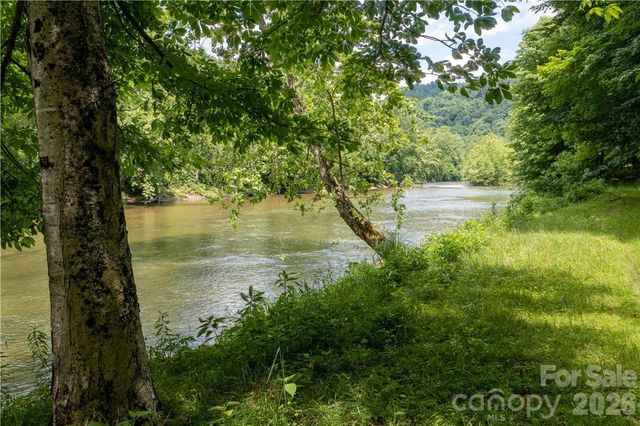 000 High Cliff Drive, Green Mountain, NC 28740