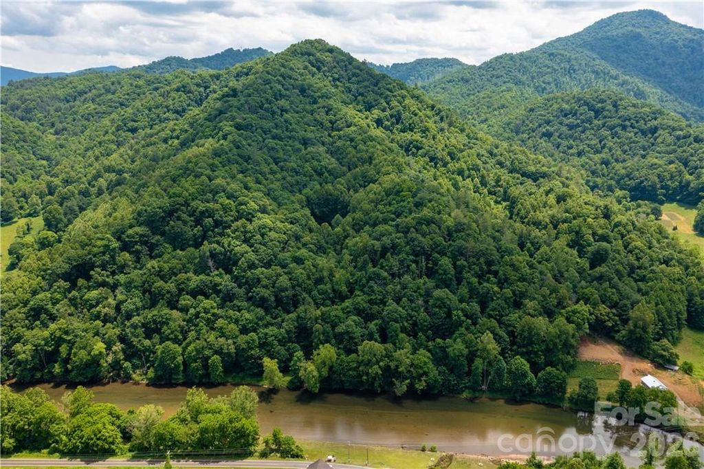 000 High Cliff Drive, Green Mountain, NC 28740