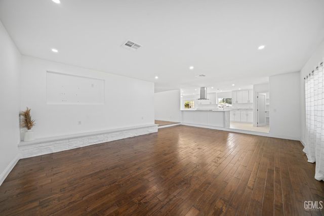 1800 Country Club Drive, Bakersfield, CA 93306