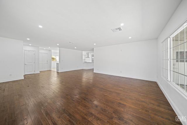 1800 Country Club Drive, Bakersfield, CA 93306