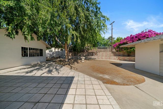 1800 Country Club Drive, Bakersfield, CA 93306