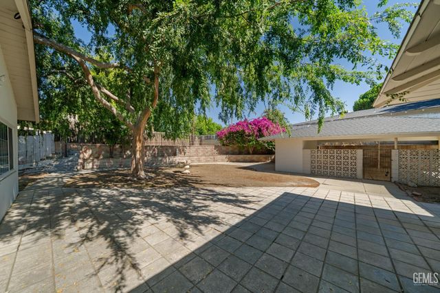 1800 Country Club Drive, Bakersfield, CA 93306