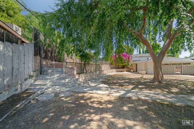 1800 Country Club Drive, Bakersfield, CA 93306